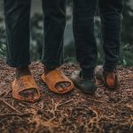 Deze lichamelijke klachten kunnen het dragen van slechte schoenen veroorzaken