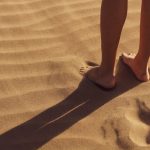 Dit effect heeft barefoot lopen op je buikspieren
